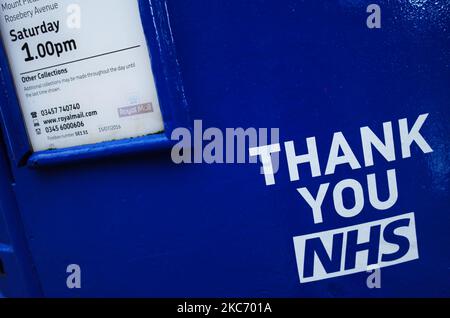 Am 5. Januar 2021 steht vor dem St. Thomas' Hospital in London, England, ein blau lackierter Briefkasten mit der Botschaft „Thank you NHS“. England begann heute seine dritte nationale Sperre, wobei die Menschen im ganzen Land erneut angewiesen wurden, außer für spezielle Ausnahmen zu Hause zu bleiben, wobei die Schulen wieder geschlossen wurden, wie sie es bei der ersten Sperre im vergangenen Frühjahr taten. Die Verhängung dieser neuen Beschränkungen, die gestern Abend in einer Fernsehansprache des britischen Premierministers Boris Johnson angekündigt wurde, ist eine Reaktion auf die Bedenken der Behörden, dass der National Health Service (NHS) bald o werden könnte Stockfoto