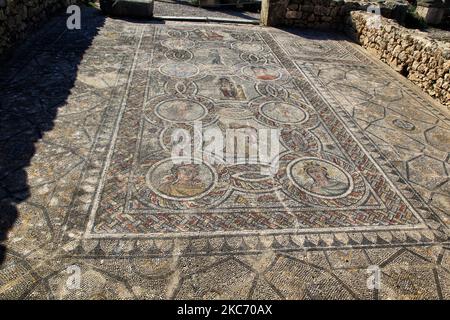 Dionysos und die Allegorie der vier Jahreszeiten, Detail aus dem Mosaik im Haus des Dionysos und der vier Jahreszeiten in der antiken römischen Stadt Volubilis in Meknes, Marokko, Afrika. Volubilis ist eine teilweise ausgegrabene römische Stadt, die im 3.. Jahrhundert v. Chr. als phönizische (und später karthagische) Siedlung erbaut wurde. Die Stätte wurde ausgegraben und enthüllte viele feine Mosaiken, darunter einige der prominenteren öffentlichen Gebäude und hochwertige Häuser wurden restauriert oder rekonstruiert. Heute ist es ein UNESCO-Weltkulturerbe, als "ein außergewöhnlich gut erhaltenes Beispiel einer großen römischen kolonie aufgeführt Stockfoto