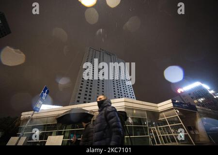 Am 5. Januar 2021 sind im Novotel Hotel im Zentrum von Warschau, Polen, dunkle Fenster zu sehen. Hotels, Fitnessstudios, Skipisten, Restaurants, Bars, Einkaufszentren und große Geschäfte wurden im Rahmen der am 28. Dezember 2020 in Kraft getretenden Einschränkungen des Coronavirus zur Schließung gezwungen, die am 17. Januar enden werden. (Foto von Jaap Arriens/NurPhoto) Stockfoto