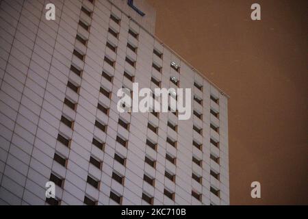 Am 5. Januar 2021 sind im Novotel Hotel im Zentrum von Warschau, Polen, dunkle Fenster zu sehen. Hotels, Fitnessstudios, Skipisten, Restaurants, Bars, Einkaufszentren und große Geschäfte wurden im Rahmen der am 28. Dezember 2020 in Kraft getretenden Einschränkungen des Coronavirus zur Schließung gezwungen, die am 17. Januar enden werden. (Foto von Jaap Arriens/NurPhoto) Stockfoto