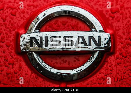 Regentropfen sind auf dem Logo des Nissan-Autos in Krakau, Polen, am 5. Januar 2020 zu sehen. (Foto von Jakub Porzycki/NurPhoto) Stockfoto