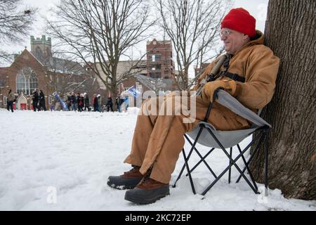 Am 6. Januar 2021 versammelten sich im Michigan State Capitol in Lansing, Michigan, einige hundert Trump-Anhänger, um friedlich gegen die Bestätigung der Wahlstimmen durch den US-Kongress zu protestieren, als Washington D.C. in Chaos geriet, als Trump-Anhänger das US-Kapitolgebäude stürmten. (Foto von Adam J. Dewey/NurPhoto) Stockfoto
