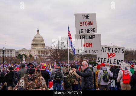 Tausende von Unterstützern von US-Präsident Donald Trump marschieren am 6. Januar 2021 durch die Straßen der Stadt zum Capitol Building in Washington, DC. - Die Anhänger von Donald Trump stürmten heute, am 6. Januar, eine Kongresssitzung, um den Wahlsieg von Joe Biden zu bestätigen, was ein beispielloses Chaos und Gewalt im Herzen der amerikanischen Demokratie und Anschuldigungen auslöste, dass der Präsident einen Putsch versuchte. (Foto von John Nacion/NurPhoto) Stockfoto