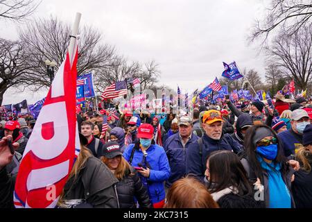 Tausende von Unterstützern von US-Präsident Donald Trump marschieren am 6. Januar 2021 durch die Straßen der Stadt zum Capitol Building in Washington, DC. - Die Anhänger von Donald Trump stürmten heute, am 6. Januar, eine Kongresssitzung, um den Wahlsieg von Joe Biden zu bestätigen, was ein beispielloses Chaos und Gewalt im Herzen der amerikanischen Demokratie und Anschuldigungen auslöste, dass der Präsident einen Putsch versuchte. (Foto von John Nacion/NurPhoto) Stockfoto