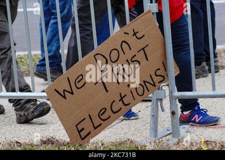 Tausende von Unterstützern von US-Präsident Donald Trump marschieren am 6. Januar 2021 durch die Straßen der Stadt zum Capitol Building in Washington, DC. - Die Anhänger von Donald Trump stürmten heute, am 6. Januar, eine Kongresssitzung, um den Wahlsieg von Joe Biden zu bestätigen, was ein beispielloses Chaos und Gewalt im Herzen der amerikanischen Demokratie und Anschuldigungen auslöste, dass der Präsident einen Putsch versuchte. (Foto von John Nacion/NurPhoto) Stockfoto