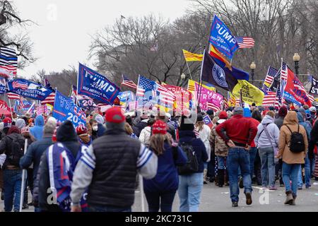 Tausende von Unterstützern von US-Präsident Donald Trump marschieren am 6. Januar 2021 durch die Straßen der Stadt zum Capitol Building in Washington, DC. - Die Anhänger von Donald Trump stürmten heute, am 6. Januar, eine Kongresssitzung, um den Wahlsieg von Joe Biden zu bestätigen, was ein beispielloses Chaos und Gewalt im Herzen der amerikanischen Demokratie und Anschuldigungen auslöste, dass der Präsident einen Putsch versuchte. (Foto von John Nacion/NurPhoto) Stockfoto