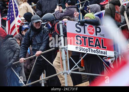 Tausende von Unterstützern von US-Präsident Donald Trump marschieren am 6. Januar 2021 durch die Straßen der Stadt zum Capitol Building in Washington, DC. - Die Anhänger von Donald Trump stürmten heute, am 6. Januar, eine Kongresssitzung, um den Wahlsieg von Joe Biden zu bestätigen, was ein beispielloses Chaos und Gewalt im Herzen der amerikanischen Demokratie und Anschuldigungen auslöste, dass der Präsident einen Putsch versuchte. (Foto von John Nacion/NurPhoto) Stockfoto