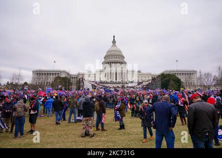 Tausende von Unterstützern von US-Präsident Donald Trump marschieren am 6. Januar 2021 durch die Straßen der Stadt zum Capitol Building in Washington, DC. - Die Anhänger von Donald Trump stürmten heute, am 6. Januar, eine Kongresssitzung, um den Wahlsieg von Joe Biden zu bestätigen, was ein beispielloses Chaos und Gewalt im Herzen der amerikanischen Demokratie und Anschuldigungen auslöste, dass der Präsident einen Putsch versuchte. (Foto von John Nacion/NurPhoto) Stockfoto