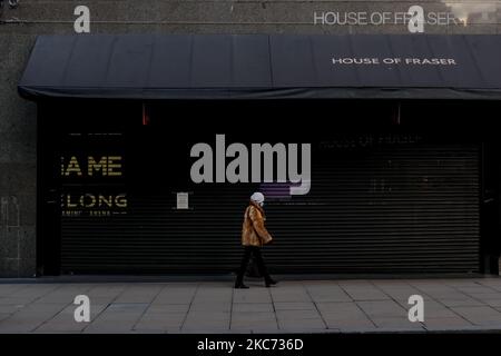 Allgemeine Ansicht der nahe leeren Oxford Street, während der ersten Woche der dritten nationalen Tier-5-Sperre, kündigte an, die Spitze des Covid-19-Putbreak am 7. Januar 2021 in London zu bekämpfen. Das Vereinigte Königreich will bis Mitte Februar, wenn seine derzeitigen Sperrregeln überprüft werden, alle über 70s-Jahre-Gesundheitsfachkräfte an vorderster Front impfen und die klinisch schwächsten Personen impfen. Das würde rund 13 Millionen Covid-19-Impfungen erfordern. Bis Dienstag hatte das Land mehr als 1,3 Millionen Menschen geimpft. (Foto von Alberto Pezzali/NurPhoto) Stockfoto