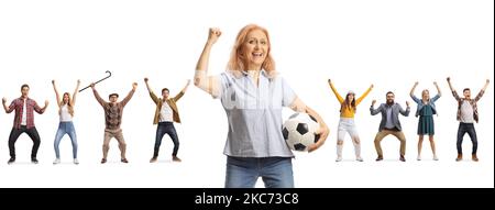 Frau, die einen Fußball hält, und Gruppe von Menschen, die auf weißem Hintergrund in den Rücken jubeln Stockfoto