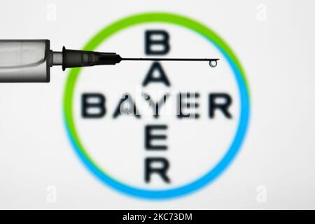 Die medizinische Spritze ist mit dem Bayer-Logo im Hintergrund auf diesem Bild zu sehen, das am 7. Januar 2021 in Polen aufgenommen wurde. Bayer und CureVac werden gemeinsam an der Entwicklung ihres COVID-19-Impfstoffs arbeiten. (Foto von Jakub Porzycki/NurPhoto) Stockfoto