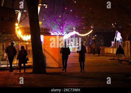 Am 7. Januar 2021 laufen Menschen in London, England, an einer fast menschenleeren South Bank entlang. England begann Anfang dieser Woche mit der dritten Blockierung des nationalen Coronavirus, da die Behörden besorgt waren, dass der National Health Service (NHS) bald mit Covid-19-Patienten überfordert werden könnte. Unterdessen gab der britische Premierminister Boris Johnson heute bekannt, dass 1,5m Menschen in ganz Großbritannien nun mindestens eine erste Dosis eines Covid-19-Impfstoffs erhalten haben, wobei Pläne für Hunderttausende von Impfungen bestehen, die jeden Tag ab Mitte dieses Monats mit militärischer Hilfe verabreicht werden sollen. (Foto von David Cliff/NurPhoto) Stockfoto