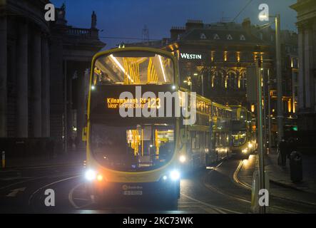 Eine Linie öffentlicher Busse, die im leeren Stadtzentrum von Dublin zu sehen ist. Am Donnerstag, den 7. Januar 2021, in Dublin, Irland. (Foto von Artur Widak/NurPhoto) Stockfoto