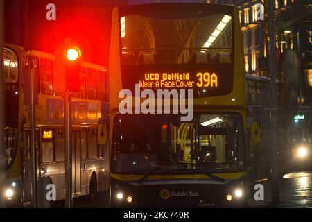 Öffentlicher Bus mit "Wear A Face Cover" auf der Vorderseite, gesehen im leeren Zentrum von Dublin. Am Donnerstag, den 7. Januar 2021, in Dublin, Irland. (Foto von Artur Widak/NurPhoto) Stockfoto