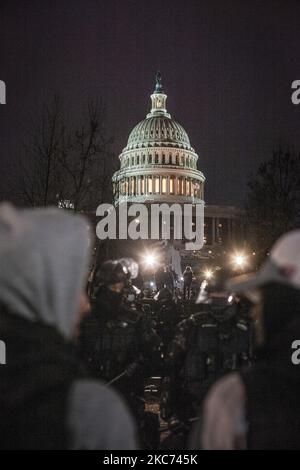 Eine nächtliche Ansicht des US-Kapitols am 06. Januar 2021 in Washington, DC. Die Demonstranten stürmten das historische Gebäude, brachen Fenster und kollidierten mit der Polizei. Trump-Anhänger hatten sich heute in der Hauptstadt des Landes versammelt, um gegen die Ratifizierung des Wahlsiegs des gewählten Präsidenten Joe Biden über Präsident Trump bei den Wahlen 2020 zu protestieren. (Foto von Shay Horse/NurPhoto) Stockfoto