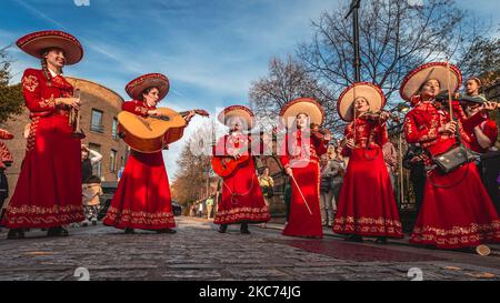 Mariachi Las Adelitas, die einzige weibliche Mariachi-Band in europa, treten am Tag der Toten-Veranstaltung in London auf. Stockfoto