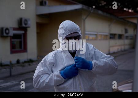 Ein Mitarbeiter des Gesundheitswesens kleidet einen Schutzanzug, bevor er einen COVID-19-Patienten im Curry Cabral Krankenhaus in Lissabon, Portugal, am 8. Januar 2020, trägt. Portugal meldete heute eine Rekordzahl von 10.176 neuen COVID-19-Fällen und 118 Todesfällen in 24 Stunden, die höchsten Tageszahlen seit Beginn der Pandemie, so die nationale Gesundheitsbehörde (DGS). (Foto von Pedro FiÃºza/NurPhoto) Stockfoto