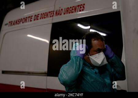 Ein Mitarbeiter des Gesundheitswesens kleidet einen Schutzanzug, bevor er einen COVID-19-Patienten im Curry Cabral Krankenhaus in Lissabon, Portugal, am 8. Januar 2020, trägt. Portugal meldete heute eine Rekordzahl von 10.176 neuen COVID-19-Fällen und 118 Todesfällen in 24 Stunden, die höchsten Tageszahlen seit Beginn der Pandemie, so die nationale Gesundheitsbehörde (DGS). (Foto von Pedro FiÃºza/NurPhoto) Stockfoto