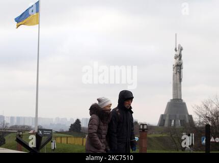 Am 08. Januar 2021 laufen Menschen in Kiew, Ukraine, inmitten der COVID-19-Coronavirus-Epidemie. Wie lokale Medien berichteten, führte die Ukraine eine landesweite Sperrung durch und verschärft die epidemische Quarantäne, um die Ausbreitung der COVID-19-Coronavirus-Pandemie einzudämmen. Von 8. Januar bis 24. Januar ist es verboten, Cafés, Bars, Restaurants (mit Ausnahme des Verkaufs von Takeaway und Lieferung), Märkte, Einkaufs-und Unterhaltungszentren, Kinos, Theater, Turnhallen, nach Medien zu arbeiten. (Foto von STR/NurPhoto) Stockfoto