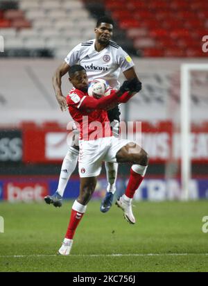 Chuks Aneke von Charlton Athletic schlägt Michael Nottingham von Accrington Stanley während der Sky Bet League One zwischen Charlton Athletic und Accrington Stanley am 08.. Januar 2021 im Valley, Woolwich (Foto von Action Foto Sport/NurPhoto) Stockfoto