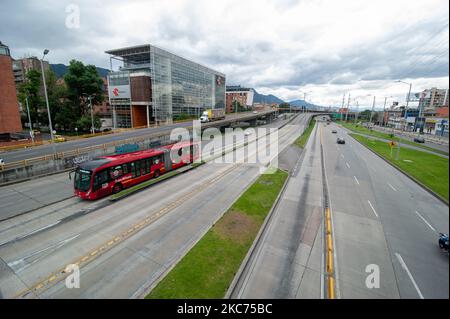 Hauptstraße, Autopista Norte, nördliche Allee leer mit wenigen öffentlichen Bussen von transmilenio, nachdem die Stadt Bogota in einer 4-tägigen strengen Quarantäne und Sperrung vom 8. Januar bis 12. Januar inmitten der neuartigen Coronavirus-Pandemie in Bogota, Kolumbien am 8. Januar 2020. (Foto von Sebastian Barros/NurPhoto) Stockfoto