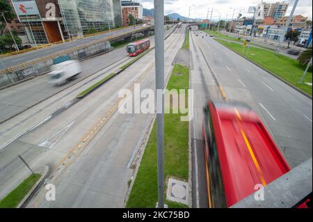 Hauptstraße, Autopista Norte, nördliche Allee leer mit wenigen öffentlichen Bussen von transmilenio, nachdem die Stadt Bogota in einer 4-tägigen strengen Quarantäne und Sperrung vom 8. Januar bis 12. Januar inmitten der neuartigen Coronavirus-Pandemie in Bogota, Kolumbien am 8. Januar 2020. (Foto von Sebastian Barros/NurPhoto) Stockfoto