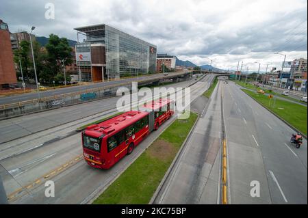 Hauptstraße, Autopista Norte, nördliche Allee leer mit wenigen öffentlichen Bussen von transmilenio, nachdem die Stadt Bogota in einer 4-tägigen strengen Quarantäne und Sperrung vom 8. Januar bis 12. Januar inmitten der neuartigen Coronavirus-Pandemie in Bogota, Kolumbien am 8. Januar 2020. (Foto von Sebastian Barros/NurPhoto) Stockfoto