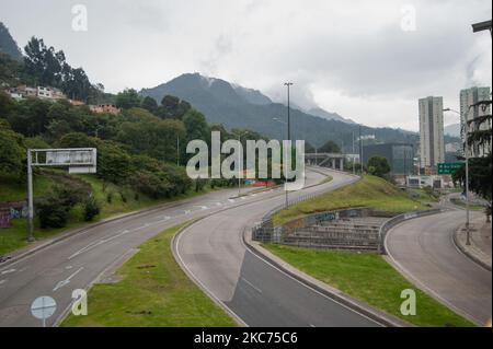 Eine allgemeine Ansicht der Allee 26. mit dem Colpatria-Turm, der leer war, nachdem die Stadt Bogota vom 8. Januar bis 12. Januar inmitten der neuartigen Coronavirus-Pandemie in Bogota, Kolumbien, am 8. Januar 2020 in eine 4-tägige strenge Quarantäne und Sperrung eingetreten war. (Foto von Sebastian Barros/NurPhoto) Stockfoto