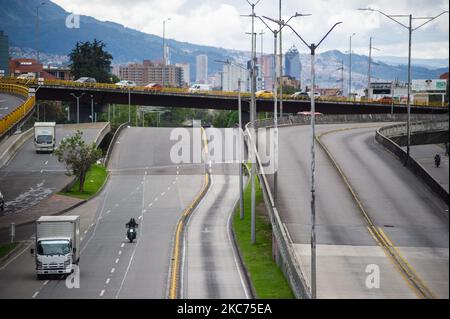 Hauptstraße, Autopista Norte, nördliche Allee leer mit wenigen öffentlichen Bussen von transmilenio, nachdem die Stadt Bogota in einer 4-tägigen strengen Quarantäne und Sperrung vom 8. Januar bis 12. Januar inmitten der neuartigen Coronavirus-Pandemie in Bogota, Kolumbien am 8. Januar 2020. (Foto von Sebastian Barros/NurPhoto) Stockfoto