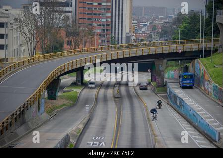 Eine allgemeine Ansicht der Allee 26. mit dem Colpatria-Turm, der leer war, nachdem die Stadt Bogota vom 8. Januar bis 12. Januar inmitten der neuartigen Coronavirus-Pandemie in Bogota, Kolumbien, am 8. Januar 2020 in eine 4-tägige strenge Quarantäne und Sperrung eingetreten war. (Foto von Sebastian Barros/NurPhoto) Stockfoto