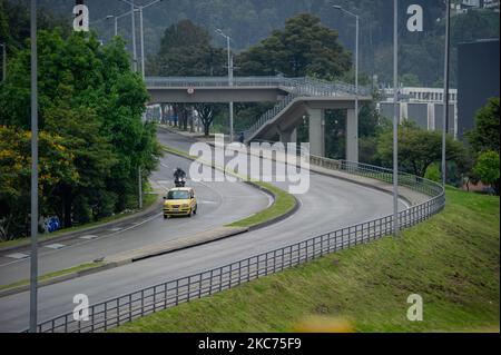 Eine allgemeine Ansicht der Allee 26. mit dem Colpatria-Turm, der leer war, nachdem die Stadt Bogota vom 8. Januar bis 12. Januar inmitten der neuartigen Coronavirus-Pandemie in Bogota, Kolumbien, am 8. Januar 2020 in eine 4-tägige strenge Quarantäne und Sperrung eingetreten war. (Foto von Sebastian Barros/NurPhoto) Stockfoto