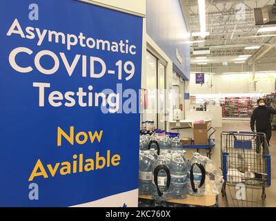 Melden Sie sich in einem Walmart-Geschäft an, um die Menschen darüber zu informieren, dass asymptomatische COVID-19-Tests während der neuen Coronavirus-Pandemie (COVID-19) am 08. Januar 2021 in Toronto, Ontario, Kanada, verfügbar sind. Ontario meldete heute 4249 neue COVID-19-Fälle und 26 weitere Todesfälle, was einen neuen Tagesrekord für die täglichen Fälle darstellt, die in einem Zeitraum von 24 Stunden seit Beginn der Pandemie gemeldet wurden. Mehr als die Hälfte der neu erfassten Fälle befindet sich in der Stadt Toronto. (Foto von Creative Touch Imaging Ltd./NurPhoto) Stockfoto