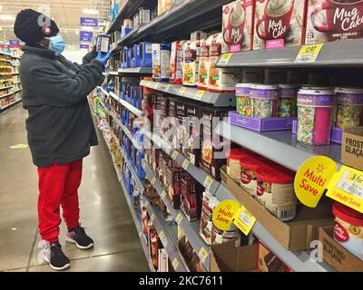 Frau mit Gesichtsmaske und Gummihandschuhen beim Einkaufen in einem Walmart-Geschäft während der neuartigen Coronavirus-Pandemie (COVID-19) am 08. Januar 2021 in Toronto, Ontario, Kanada. Ontario meldete heute 4249 neue COVID-19-Fälle und 26 weitere Todesfälle, was einen neuen Tagesrekord für die täglichen Fälle darstellt, die in einem Zeitraum von 24 Stunden seit Beginn der Pandemie gemeldet wurden. Mehr als die Hälfte der neu erfassten Fälle befindet sich in der Stadt Toronto. (Foto von Creative Touch Imaging Ltd./NurPhoto) Stockfoto