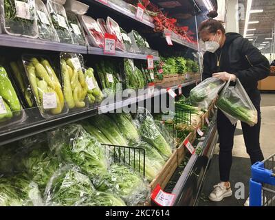 Frau mit Gesichtsmaske beim Einkaufen in einem Walmart-Geschäft während der neuartigen Coronavirus-Pandemie (COVID-19) am 08. Januar 2021 in Toronto, Ontario, Kanada. Ontario meldete heute 4249 neue COVID-19-Fälle und 26 weitere Todesfälle, was einen neuen Tagesrekord für die täglichen Fälle darstellt, die in einem Zeitraum von 24 Stunden seit Beginn der Pandemie gemeldet wurden. Mehr als die Hälfte der neu erfassten Fälle befindet sich in der Stadt Toronto. (Foto von Creative Touch Imaging Ltd./NurPhoto) Stockfoto