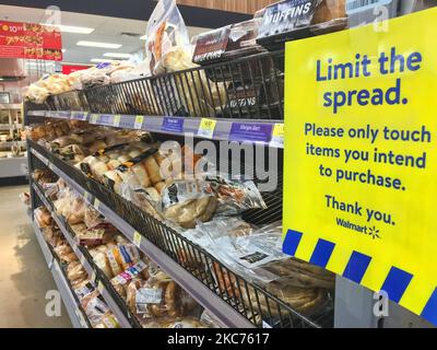 Schild, in dem Kunden aufgefordert werden, während der neuartigen Coronavirus (COVID-19)-Pandemie am 08. Januar 2021 in Toronto, Ontario, Kanada, nur Gegenstände zu berühren, die sie in einem Walmart-Geschäft kaufen möchten. Ontario meldete heute 4249 neue COVID-19-Fälle und 26 weitere Todesfälle, was einen neuen Tagesrekord für die täglichen Fälle darstellt, die in einem Zeitraum von 24 Stunden seit Beginn der Pandemie gemeldet wurden. Mehr als die Hälfte der neu erfassten Fälle befindet sich in der Stadt Toronto. (Foto von Creative Touch Imaging Ltd./NurPhoto) Stockfoto