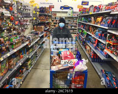 Frau mit Gesichtsmaske und Gummihandschuhen beim Einkaufen in einem Walmart-Geschäft während der neuartigen Coronavirus-Pandemie (COVID-19) am 08. Januar 2021 in Toronto, Ontario, Kanada. Ontario meldete heute 4249 neue COVID-19-Fälle und 26 weitere Todesfälle, was einen neuen Tagesrekord für die täglichen Fälle darstellt, die in einem Zeitraum von 24 Stunden seit Beginn der Pandemie gemeldet wurden. Mehr als die Hälfte der neu erfassten Fälle befindet sich in der Stadt Toronto. (Foto von Creative Touch Imaging Ltd./NurPhoto) Stockfoto