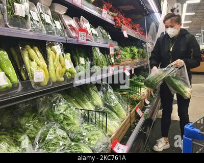 Frau mit Gesichtsmaske beim Einkaufen in einem Walmart-Geschäft während der neuartigen Coronavirus-Pandemie (COVID-19) am 08. Januar 2021 in Toronto, Ontario, Kanada. Ontario meldete heute 4249 neue COVID-19-Fälle und 26 weitere Todesfälle, was einen neuen Tagesrekord für die täglichen Fälle darstellt, die in einem Zeitraum von 24 Stunden seit Beginn der Pandemie gemeldet wurden. Mehr als die Hälfte der neu erfassten Fälle befindet sich in der Stadt Toronto. (Foto von Creative Touch Imaging Ltd./NurPhoto) Stockfoto