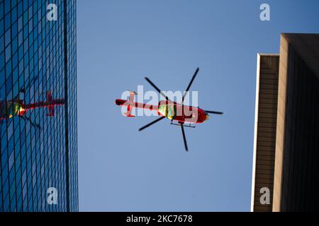 Der Hubschrauber der London Air Ambulance hebt am 9. Januar 2021 vom Hubschrauberlandeplatz auf dem Dach des Royal London Hospital in London, England, ab. Sadiq Khan, der Bürgermeister von London, erklärte gestern für die Stadt einen „Major-Vorfall“ wegen des Drucks auf das Coronavirus und warnte davor, dass Krankenhäuser bald mit Patienten mit Covid-19 überfordert werden könnten. (Foto von David Cliff/NurPhoto) Stockfoto