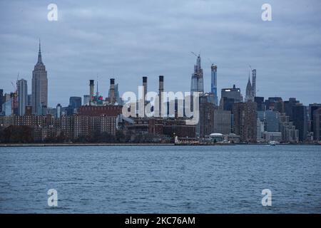 Panorama der Skyline von New York City, spektakulärer Blick am frühen Morgen in der magischen Stunde vor Sonnenaufgang. Manhattan Bürogebäude, Wolkenkratzer, Lower Manhattan Innenstadt von NY, das gesamte Finanzviertel, wie über den East River von Brooklyn aus gesehen. New York, USA am 2020. Februar (Foto von Nicolas Economou/NurPhoto) Stockfoto