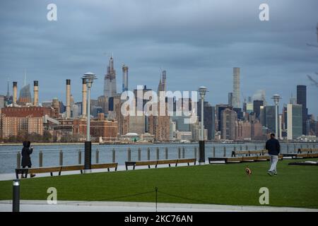 Panorama der Skyline von New York City, spektakulärer Blick am frühen Morgen in der magischen Stunde vor Sonnenaufgang. Manhattan Bürogebäude, Wolkenkratzer, Lower Manhattan Innenstadt von NY, das gesamte Finanzviertel, wie über den East River von Brooklyn aus gesehen. New York, USA am 2020. Februar (Foto von Nicolas Economou/NurPhoto) Stockfoto