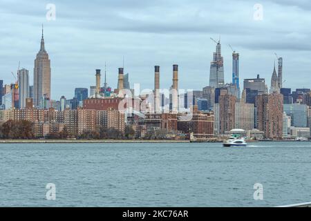 Panorama der Skyline von New York City, spektakulärer Blick am frühen Morgen in der magischen Stunde vor Sonnenaufgang. Manhattan Bürogebäude, Wolkenkratzer, Lower Manhattan Innenstadt von NY, das gesamte Finanzviertel, wie über den East River von Brooklyn aus gesehen. New York, USA am 2020. Februar (Foto von Nicolas Economou/NurPhoto) Stockfoto