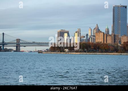 Panorama der Skyline von New York City, spektakulärer Blick am frühen Morgen in der magischen Stunde vor Sonnenaufgang. Manhattan Bürogebäude, Wolkenkratzer, Lower Manhattan Innenstadt von NY, das gesamte Finanzviertel, wie über den East River von Brooklyn aus gesehen. New York, USA am 2020. Februar (Foto von Nicolas Economou/NurPhoto) Stockfoto