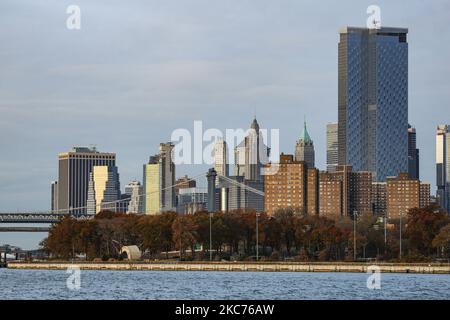Panorama der Skyline von New York City, spektakulärer Blick am frühen Morgen in der magischen Stunde vor Sonnenaufgang. Manhattan Bürogebäude, Wolkenkratzer, Lower Manhattan Innenstadt von NY, das gesamte Finanzviertel, wie über den East River von Brooklyn aus gesehen. New York, USA am 2020. Februar (Foto von Nicolas Economou/NurPhoto) Stockfoto
