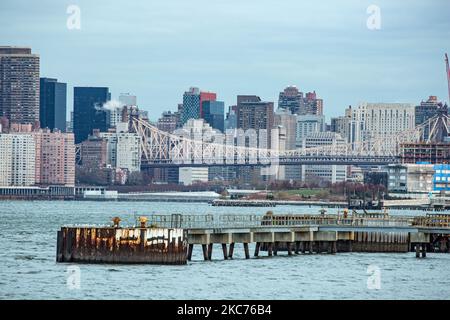 Panorama der Skyline von New York City, spektakulärer Blick am frühen Morgen in der magischen Stunde vor Sonnenaufgang. Manhattan Bürogebäude, Wolkenkratzer, Lower Manhattan Innenstadt von NY, das gesamte Finanzviertel, wie über den East River von Brooklyn aus gesehen. New York, USA am 2020. Februar (Foto von Nicolas Economou/NurPhoto) Stockfoto