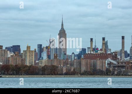 Panorama der Skyline von New York City, spektakulärer Blick am frühen Morgen in der magischen Stunde vor Sonnenaufgang. Manhattan Bürogebäude, Wolkenkratzer, Lower Manhattan Innenstadt von NY, das gesamte Finanzviertel, wie über den East River von Brooklyn aus gesehen. New York, USA am 2020. Februar (Foto von Nicolas Economou/NurPhoto) Stockfoto