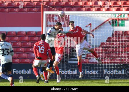 Scott McKenna (26) von Nottingham Forest kämpft in der Luft während des FA Cup-Spiels zwischen Nottingham Forest und Cardiff City am City Ground, Nottingham, am Samstag, 9.. Januar 2021. (Foto von Jon Hobley/MI News/NurPhoto) Stockfoto