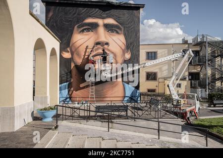 NEAPEL, ITALIEN - JUNUARY 8 - das Wandbild des neapolitanischen Künstlers Jorit, das den argentinischen Fußballspieler Diego Armano Maradona darstellt, wurde am 4. Januar 2021 in Quarto in Neapel auf dem Europaplatz geschaffen. Der argentinische Fußballer Diego Armando Maradona war eine wichtige Persönlichkeit für die Einwohner von Neapel und so erinnert der Künstler Jorit mit einem Wandgemälde in der Heimatstadt des Künstlers an ihn. (Foto von Manuel Dorati/NurPhoto) Stockfoto