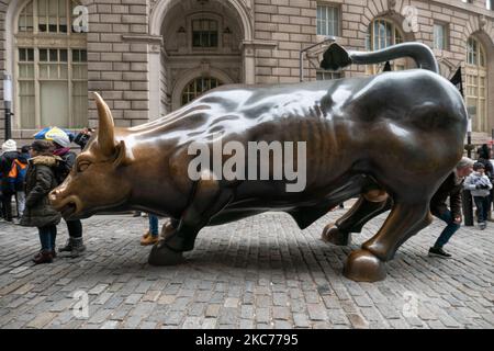 Die Bronze-Skulptur Charging Bull, auch bekannt als Wall Street Bull oder Bowling Green Bull in New York City, mit Touristen, die Fotos von ihr machen, da sie ein Wahrzeichen, ein Touristenziel ist, Eine beliebte Attraktion und Symbol für Wall Street und Financial District sowie mit aggressivem finanziellen Optimismus und Wohlstand, Reichtum und Glück, befindet sich am Broadway im Financial District von Manhattan. Es wurde von Arturo Di Modica im Jahr 1989 geschaffen. New York, USA am 2019. November (Foto von Nicolas Economou/NurPhoto) Stockfoto