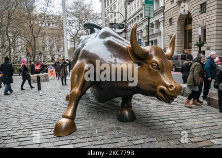 Die Bronze-Skulptur Charging Bull, auch bekannt als Wall Street Bull oder Bowling Green Bull in New York City, mit Touristen, die Fotos von ihr machen, da sie ein Wahrzeichen, ein Touristenziel ist, Eine beliebte Attraktion und Symbol für Wall Street und Financial District sowie mit aggressivem finanziellen Optimismus und Wohlstand, Reichtum und Glück, befindet sich am Broadway im Financial District von Manhattan. Es wurde von Arturo Di Modica im Jahr 1989 geschaffen. New York, USA am 2019. November (Foto von Nicolas Economou/NurPhoto) Stockfoto