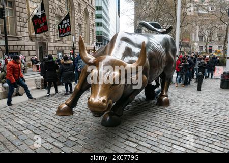 Die Bronze-Skulptur Charging Bull, auch bekannt als Wall Street Bull oder Bowling Green Bull in New York City, mit Touristen, die Fotos von ihr machen, da sie ein Wahrzeichen, ein Touristenziel ist, Eine beliebte Attraktion und Symbol für Wall Street und Financial District sowie mit aggressivem finanziellen Optimismus und Wohlstand, Reichtum und Glück, befindet sich am Broadway im Financial District von Manhattan. Es wurde von Arturo Di Modica im Jahr 1989 geschaffen. New York, USA am 2019. November (Foto von Nicolas Economou/NurPhoto) Stockfoto